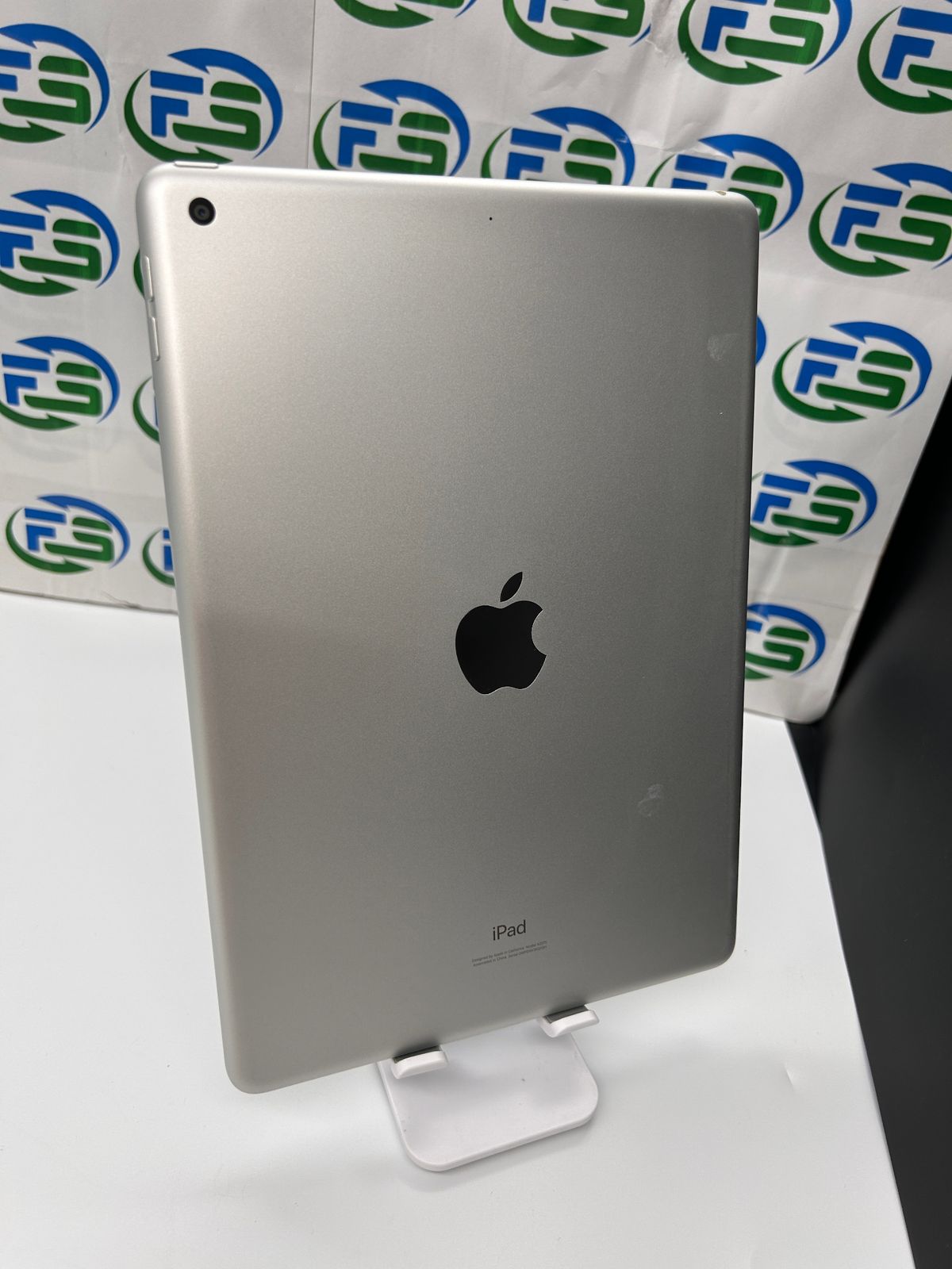 iPad第8世代 128GB シルバー 訳あり- メルカリ