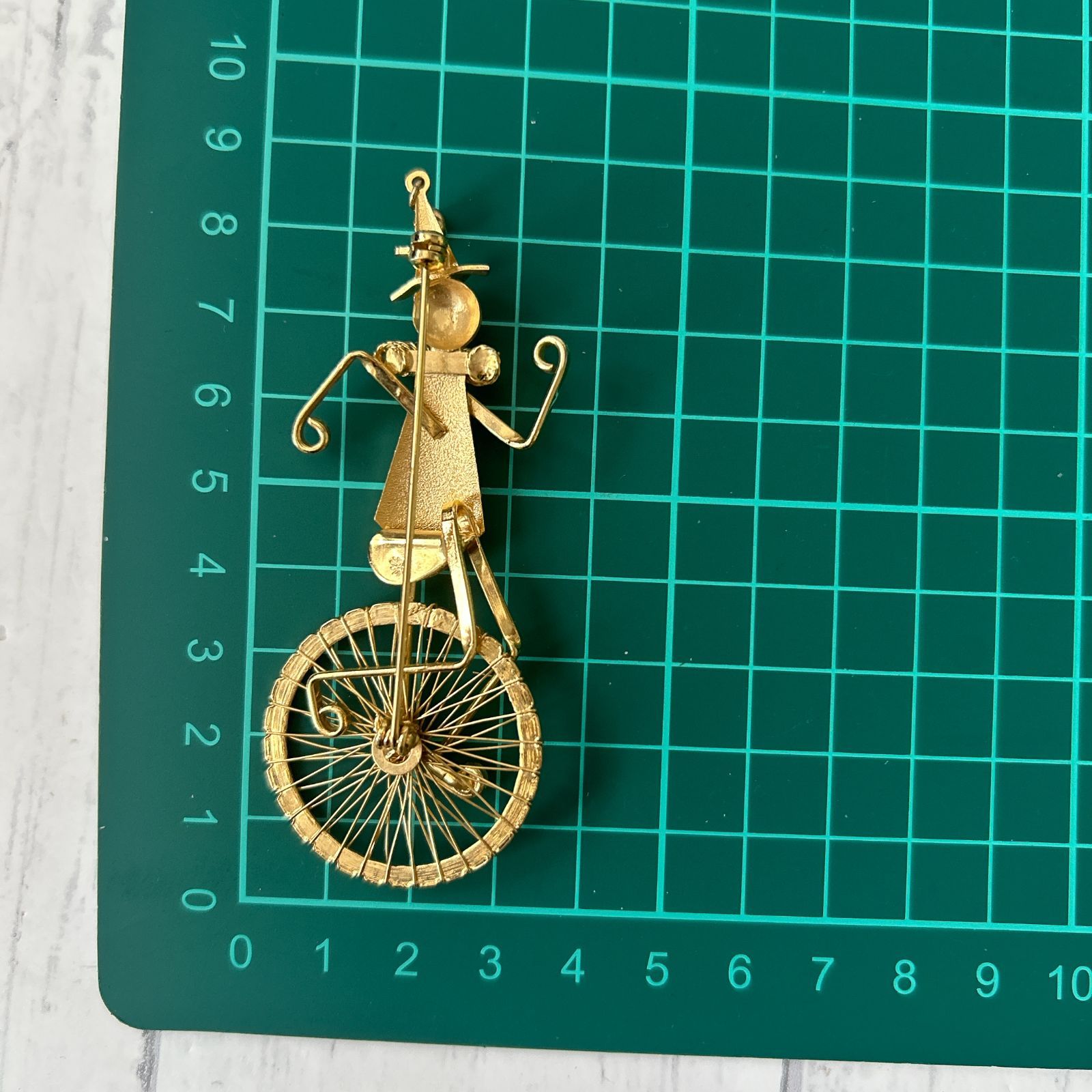 ヴィンテージ ブローチ 花刻印 ゴールド ピエロ 自転車 モチーフ 