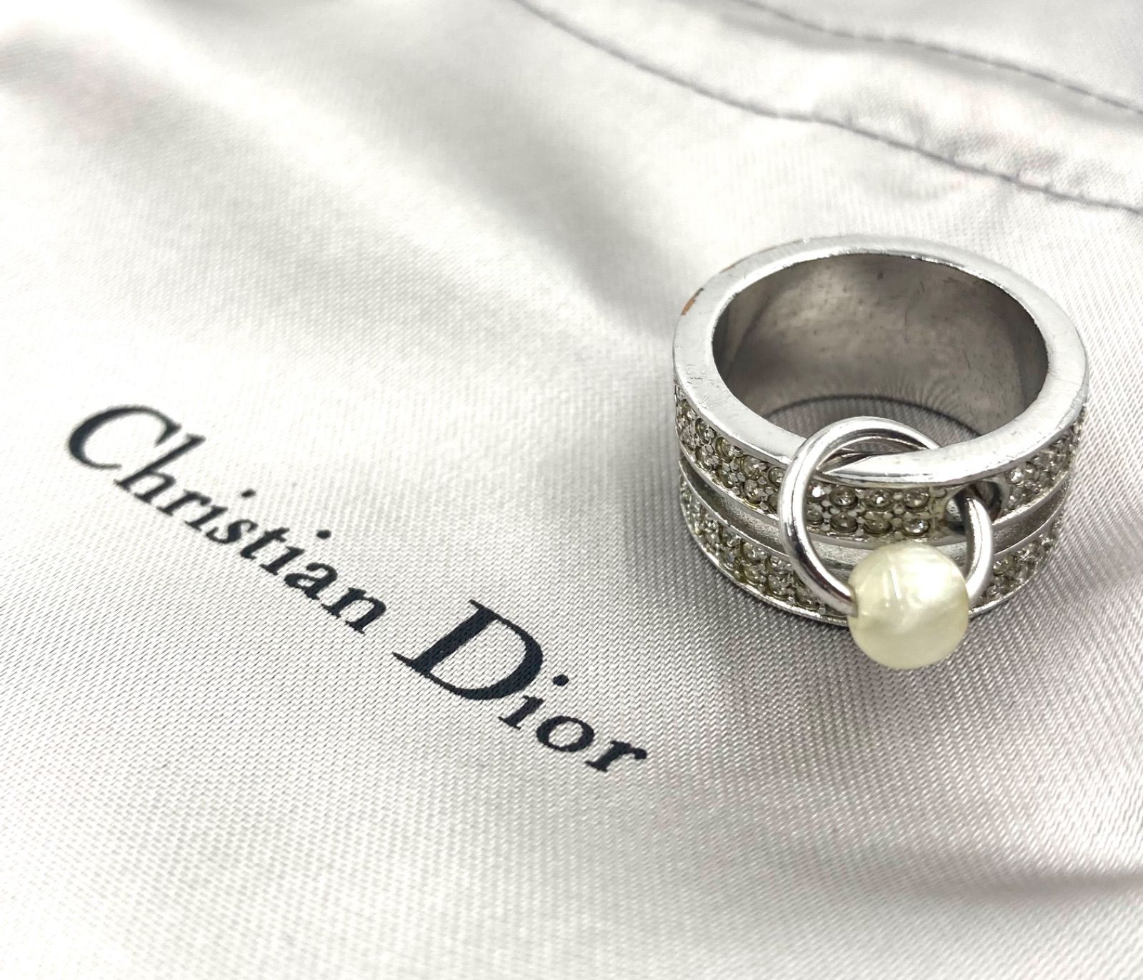 ■良品■Christian Dior クリスチャンディオール　ラインストーン付きリング　指輪　Diorロゴ レジンパール付き　シルバートーン　刻印5 巾着保存袋付き　ラグジュアリー　高級　フェレ期と推測　12号付近