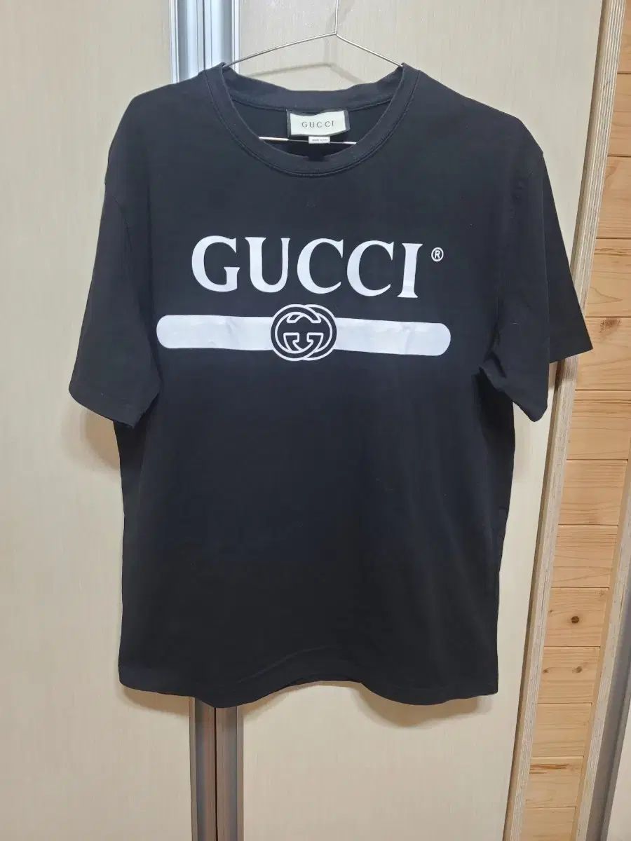 グッチ ロゴ プリント ブラック 半袖 Tシャツ / 状態は最高です