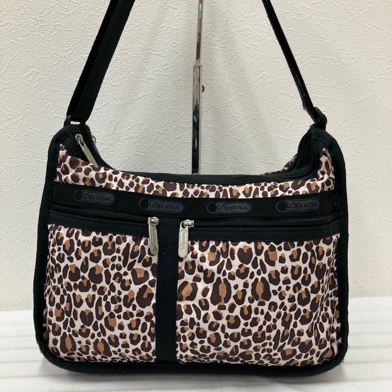 2813　LeSportsac　レスポートサック　デラックスエブリデイ　ショルダーバッグ　レオパード　ヒョウ柄　アニマル柄　ブラック　黒　ブラウン　レディース　軽量　シンプル　カジュアル