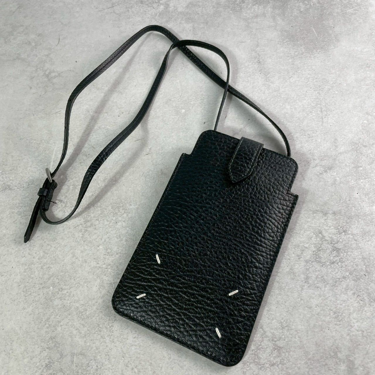 人気✨Maison Margiela メゾンマルジェラ 4ステッチ スマホショルダー フォンショルダー スマートフォン iphone アイフォン ポーチ ショルダーバッグ クロスショルダー レザー　ブラック 黒 男女兼用 ユニセックス