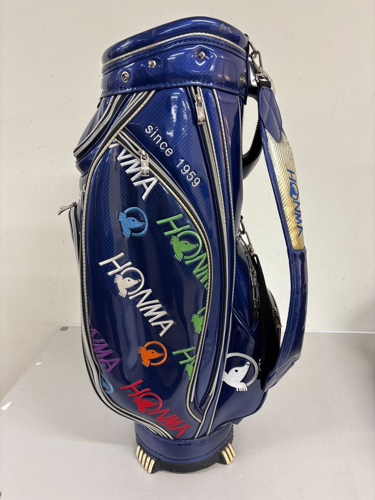 送料無料／お買い得　HONMA 高級エナメル キャディバッグ総刺繡BLUE 送料無料 HONMA ホンマ キャディバッグ エナメル ネイビー モグラ刺繍