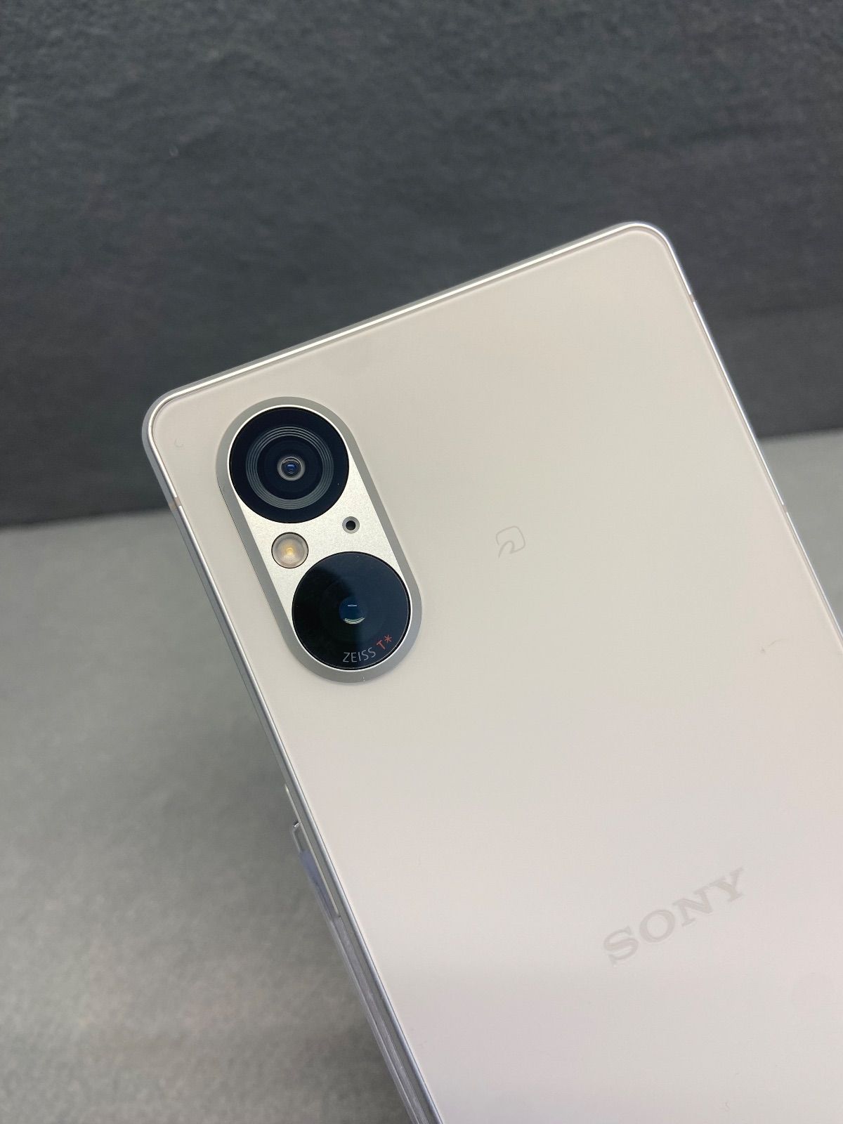 美品 Xperia 5 V SO-53D 128GB プラチナシルバー SIMフリー - メルカリ