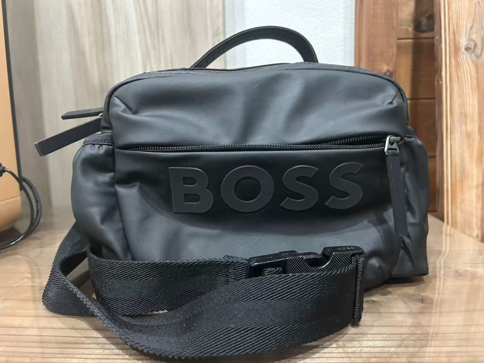 BOSS 黒 ショルダーバッグ メンズ 美品正規品 HUGO BOSS ショルダーバッグ