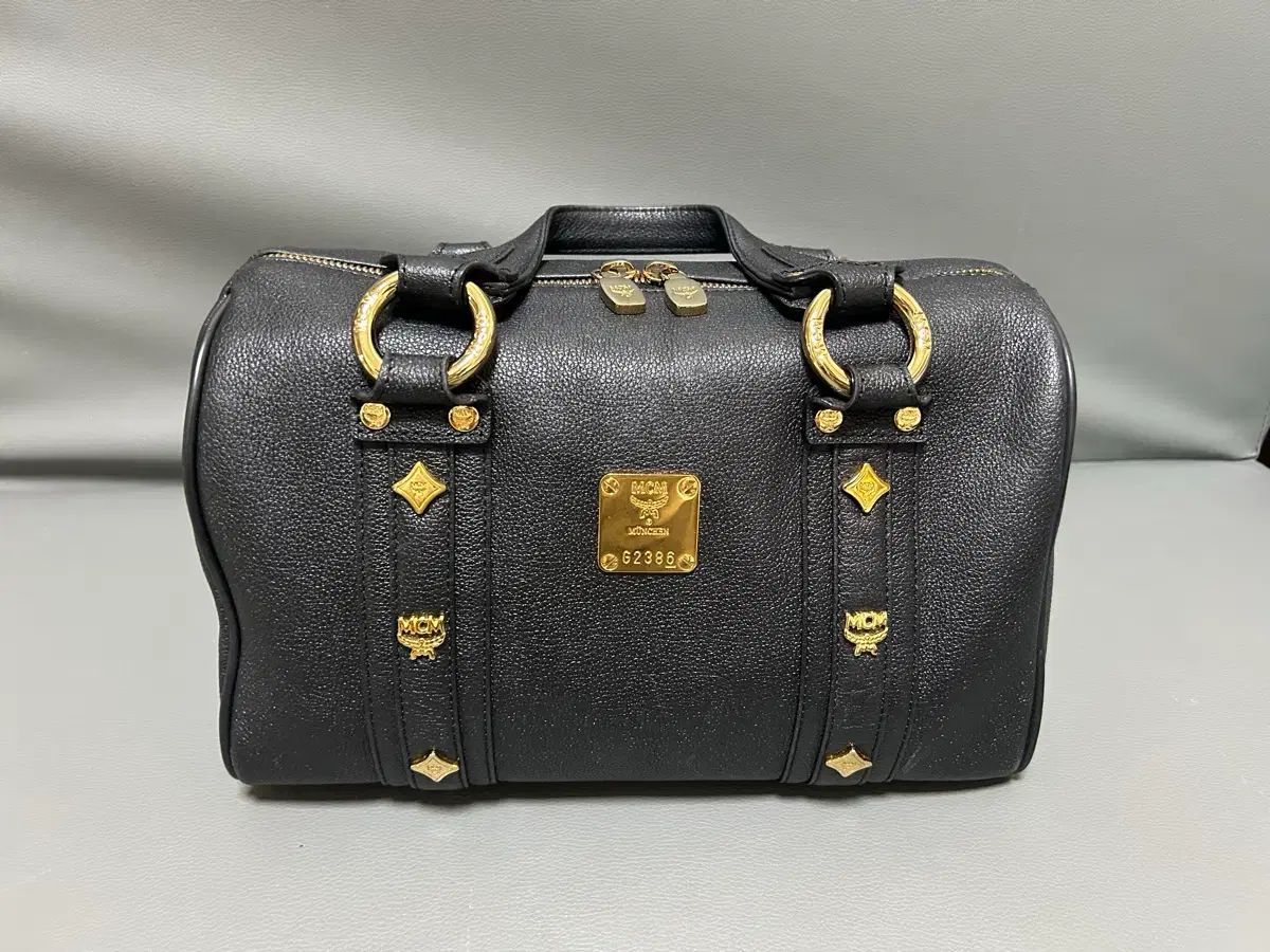 MCM ブラック ゴールド ボス トンバッグ