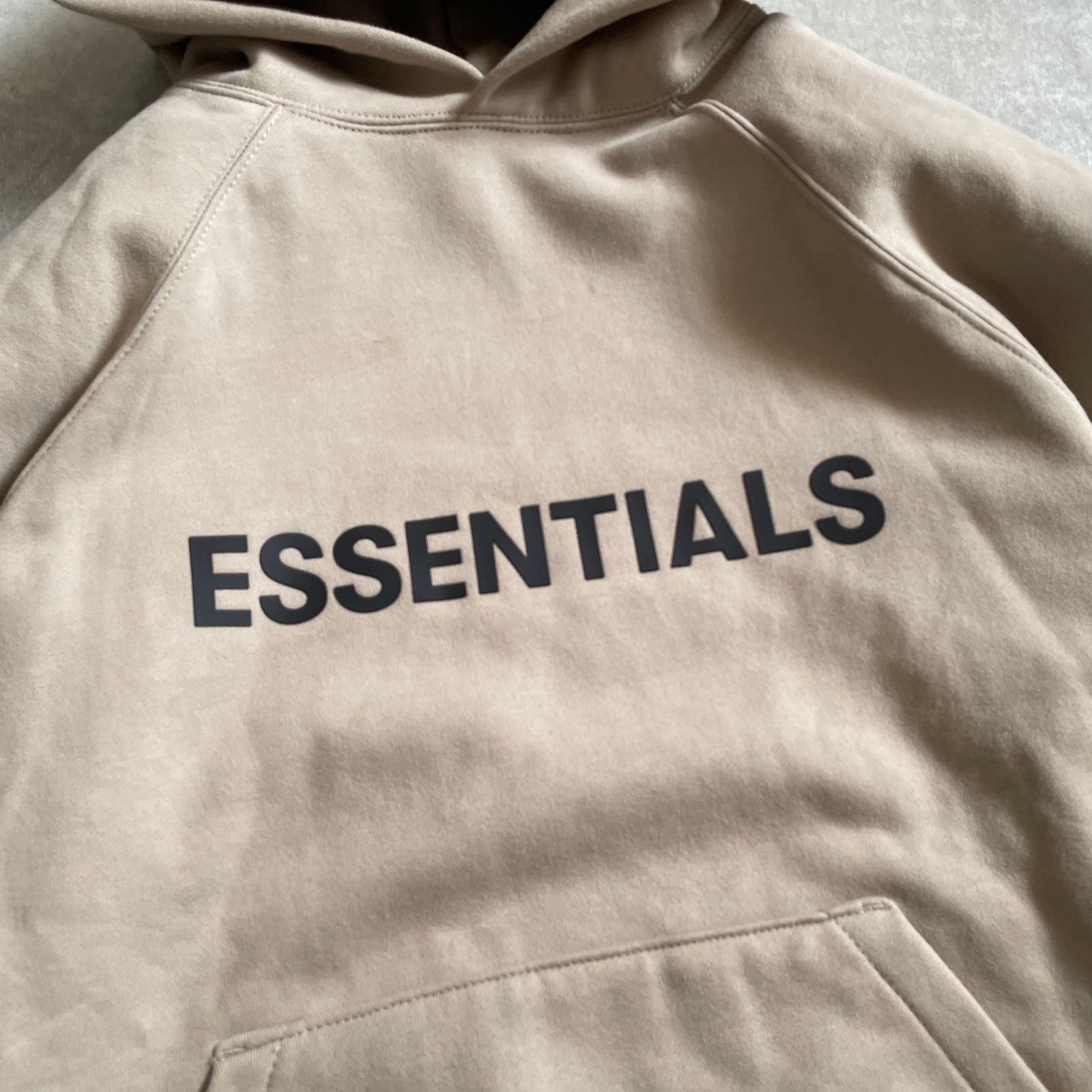 FEAR OF GOD ESSENTIALS ラバーロゴ パーカー フーディー フィアオブ 