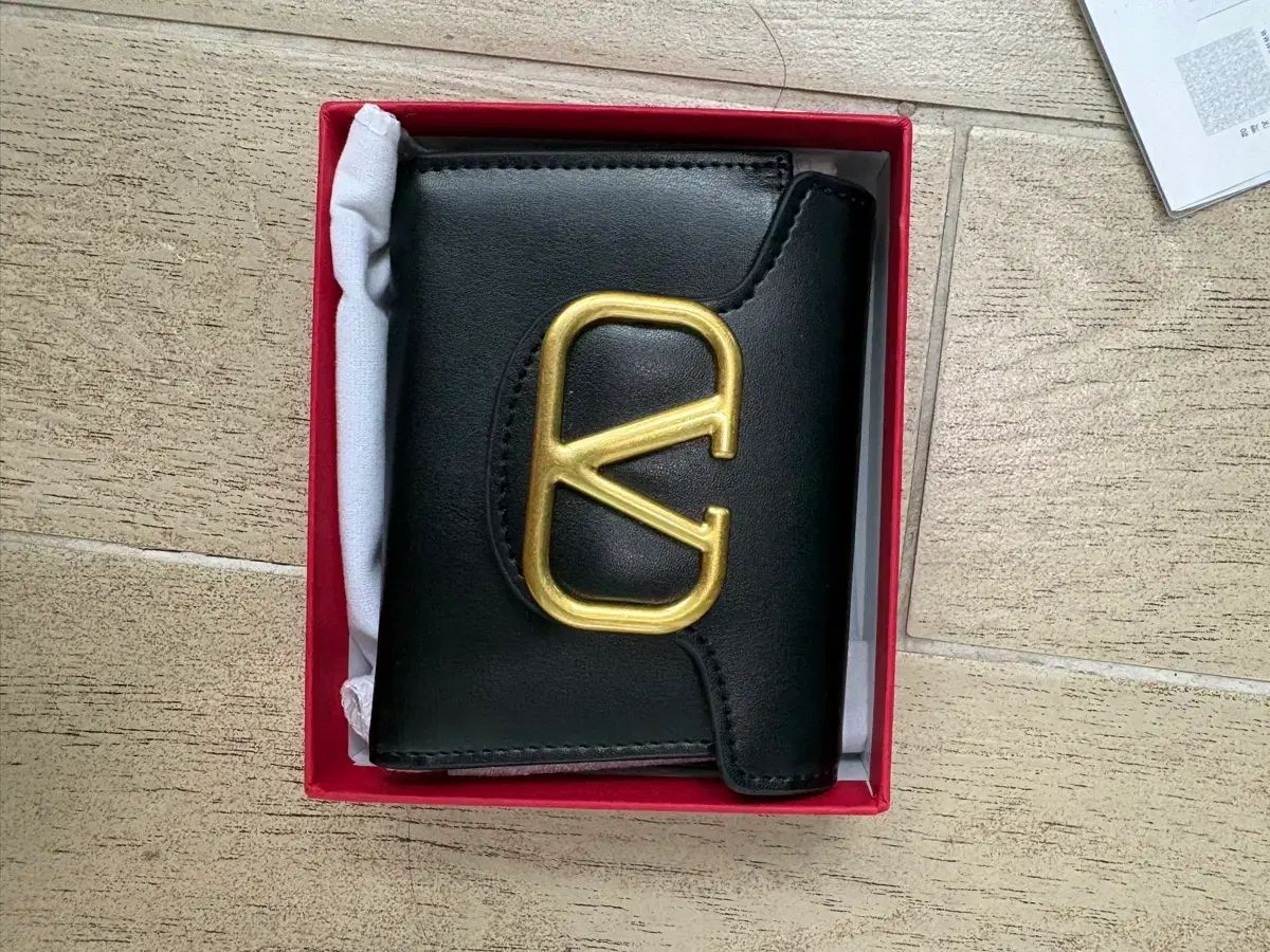 Valentino ヴァレンティノ ブラック 二つ折り財布 GOLD ロゴ