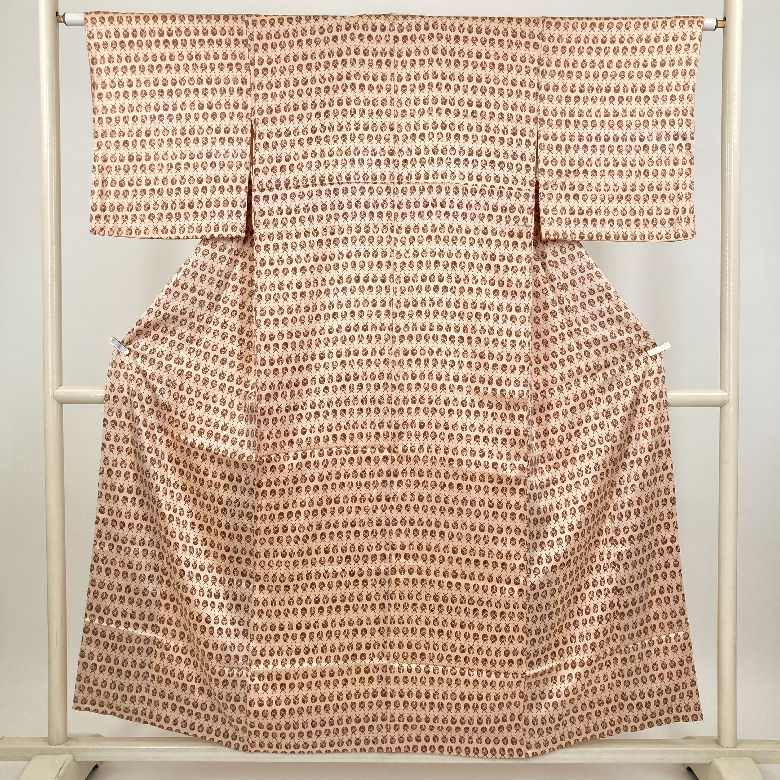 たんす屋 TANSU-YA 着物 リユース着物 小紋 薄橙 ペールオレンジ カジュアル 地紋織り てんとう虫 袷 絹 未洗い 【身丈】150cm【裄丈】62cm MS8469