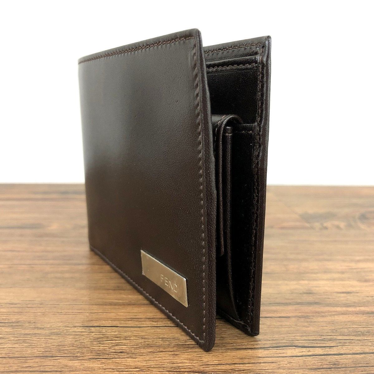 435 送料込み！ 未使用品 FENDI 二つ折り財布 31011 ダークブラウン