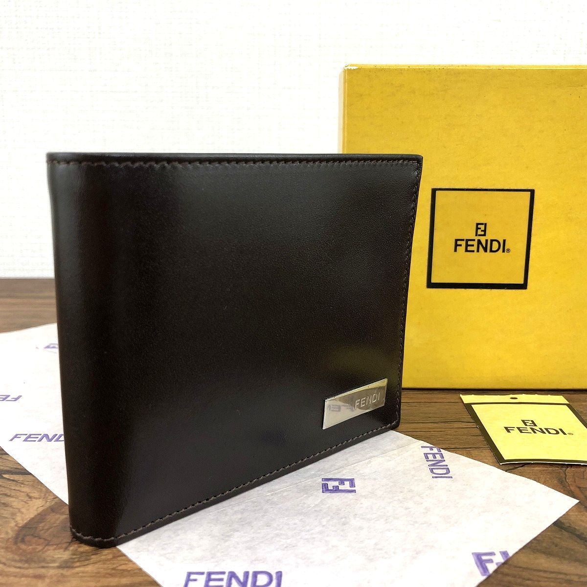435 送料込み！ 未使用品 FENDI 二つ折り財布 31011 ダークブラウン レザー 箱付き