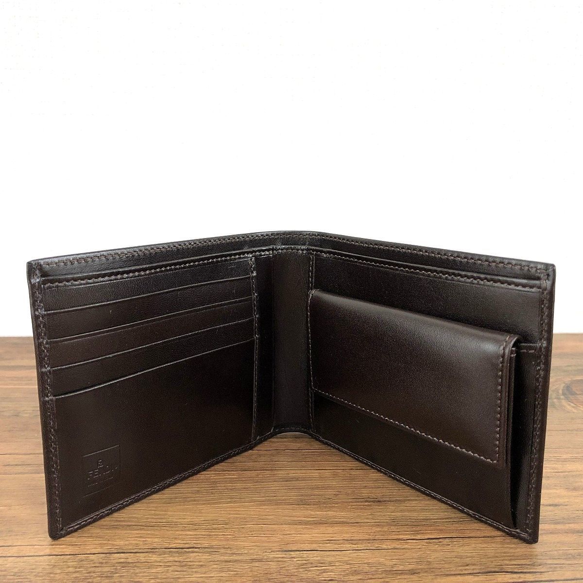 435 送料込み！ 未使用品 FENDI 二つ折り財布 31011 ダークブラウン