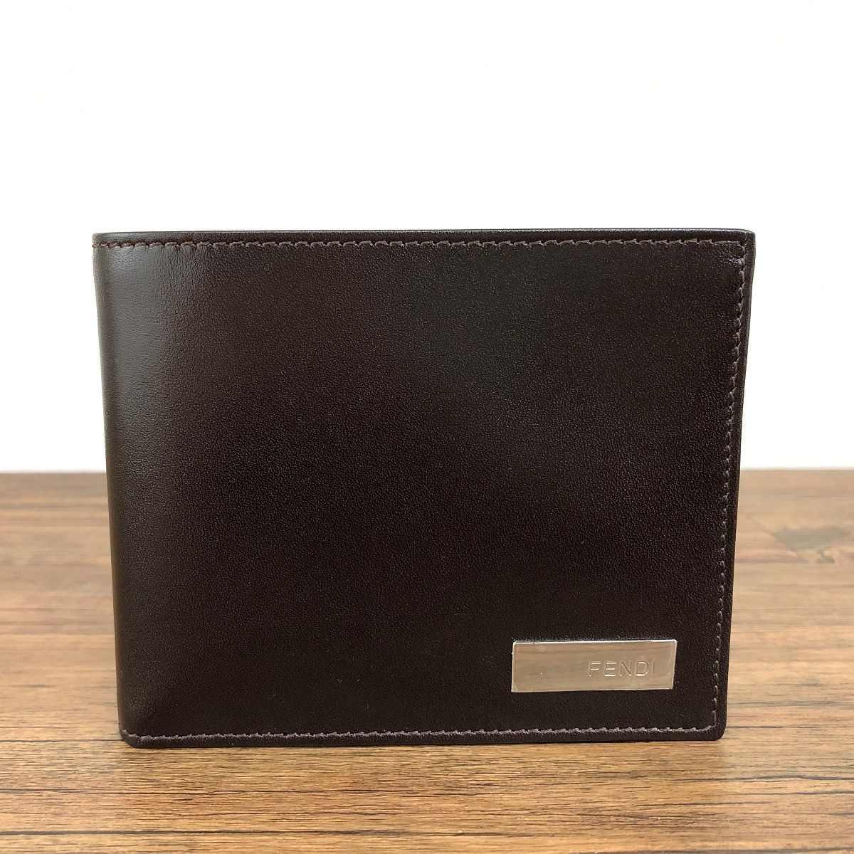 未使用品 FENDI 二つ折り財布 31011 ダークブラウン レザー 435 435 送料込み！ 未使用品 FENDI 二つ折り財布 31011 ダークブラウン