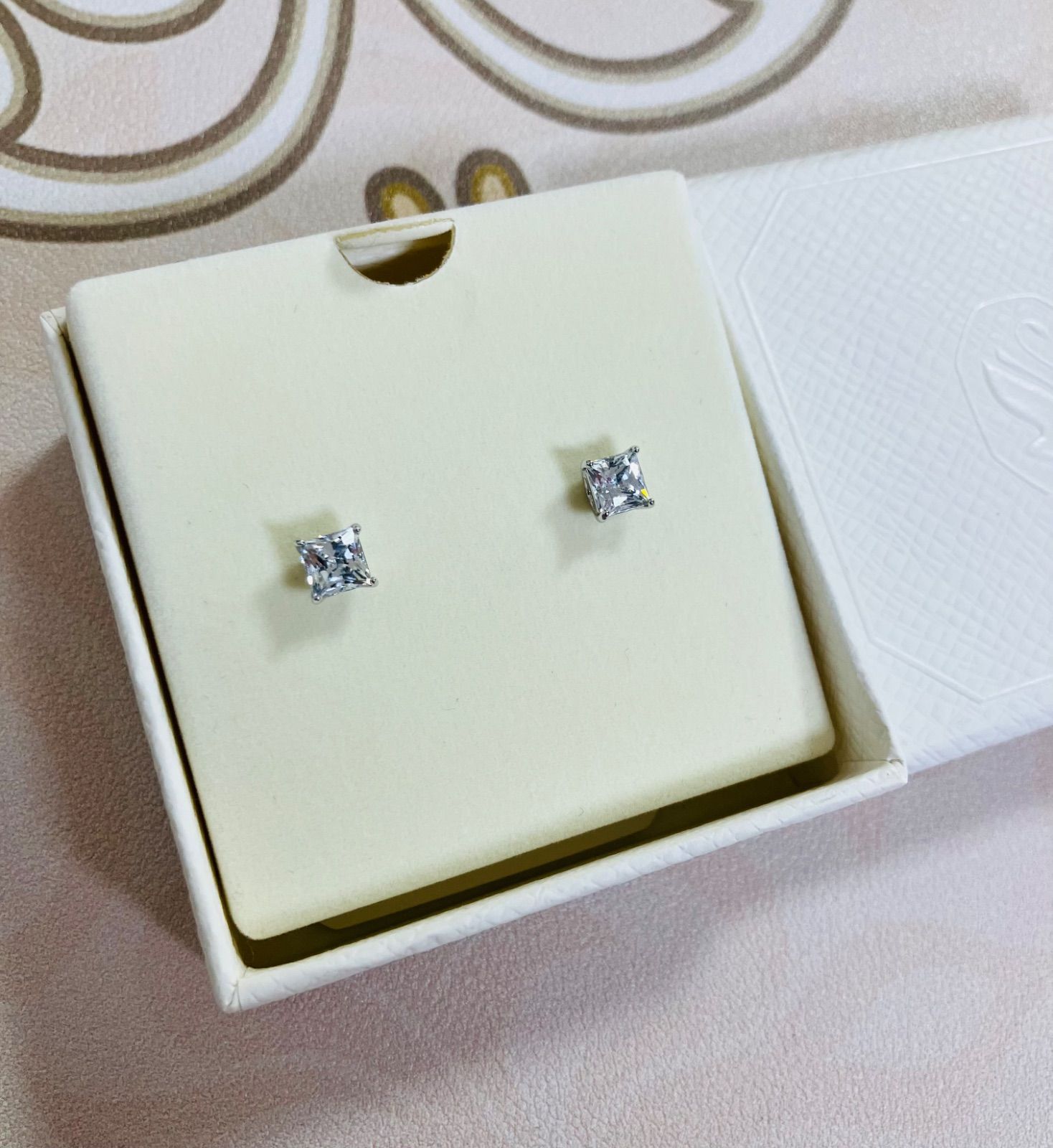 ほぼ新品 スワロフスキーSwarovski Stilla Attract ピアス - メルカリ