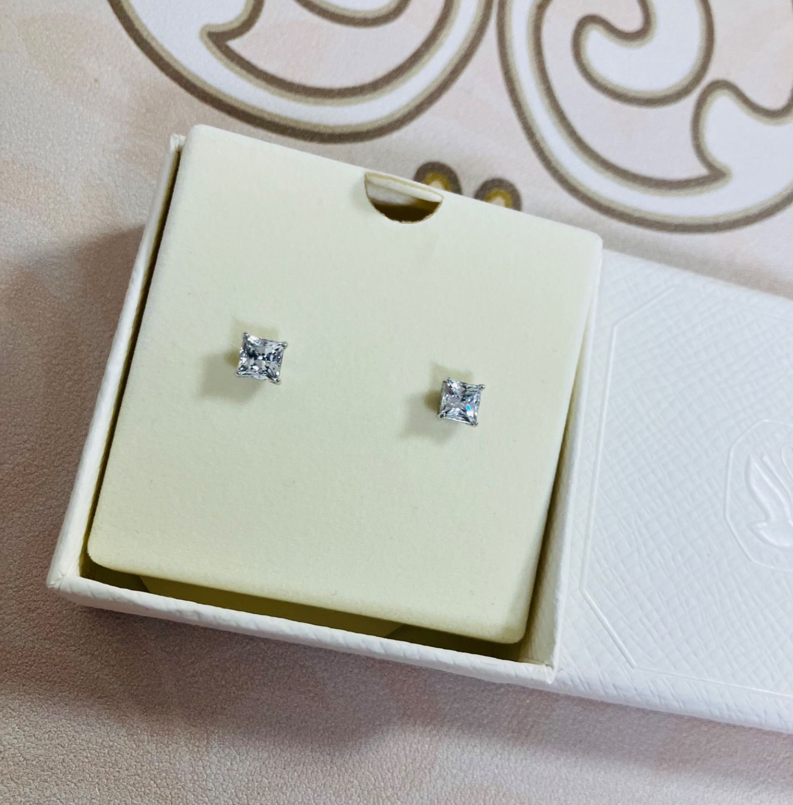 ほぼ新品 スワロフスキーSwarovski Stilla Attract ピアス - メルカリ