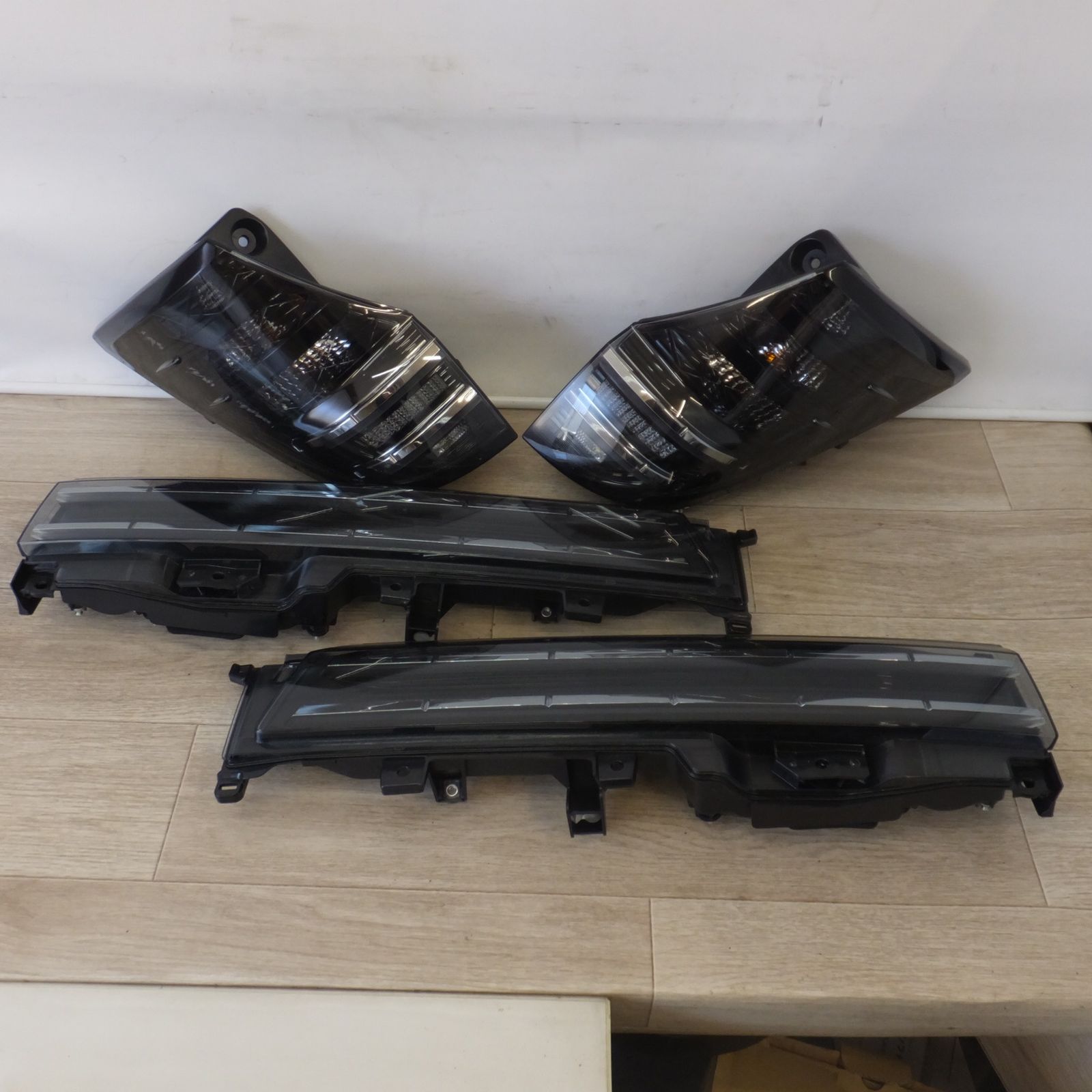 [送料無料] 美品★トヨタ TOYOTA 純正 ヴォクシー 90系 SZグレード テールライト KOITO V1-8 V1-9 4点 セット★ 28,470円