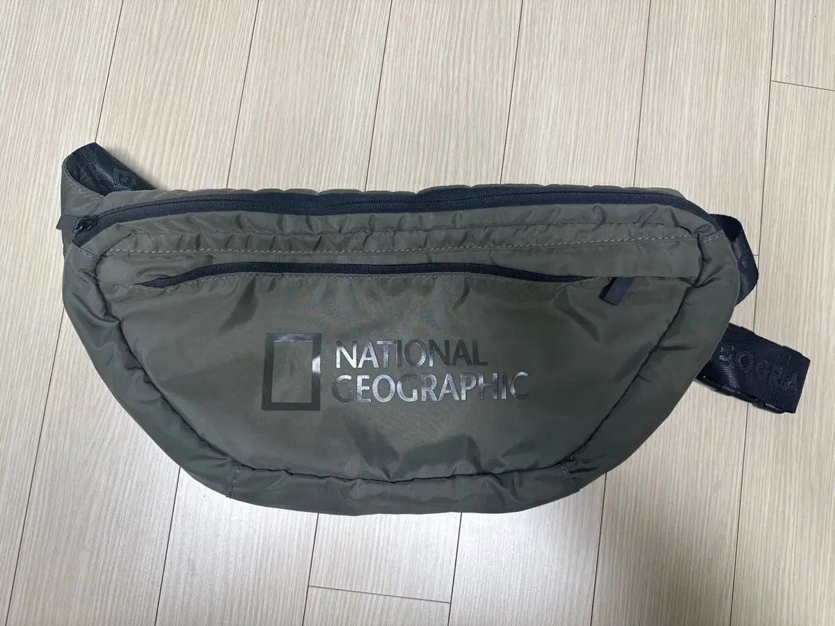ナショナルジオグラフィック ヒップバッグ カーキ色