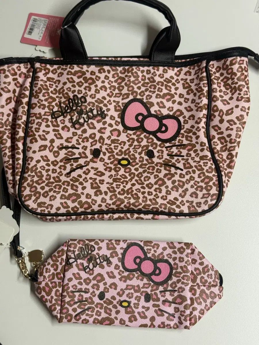 (新品) ハローキティ ピンク レオパード ガ & ポーチ