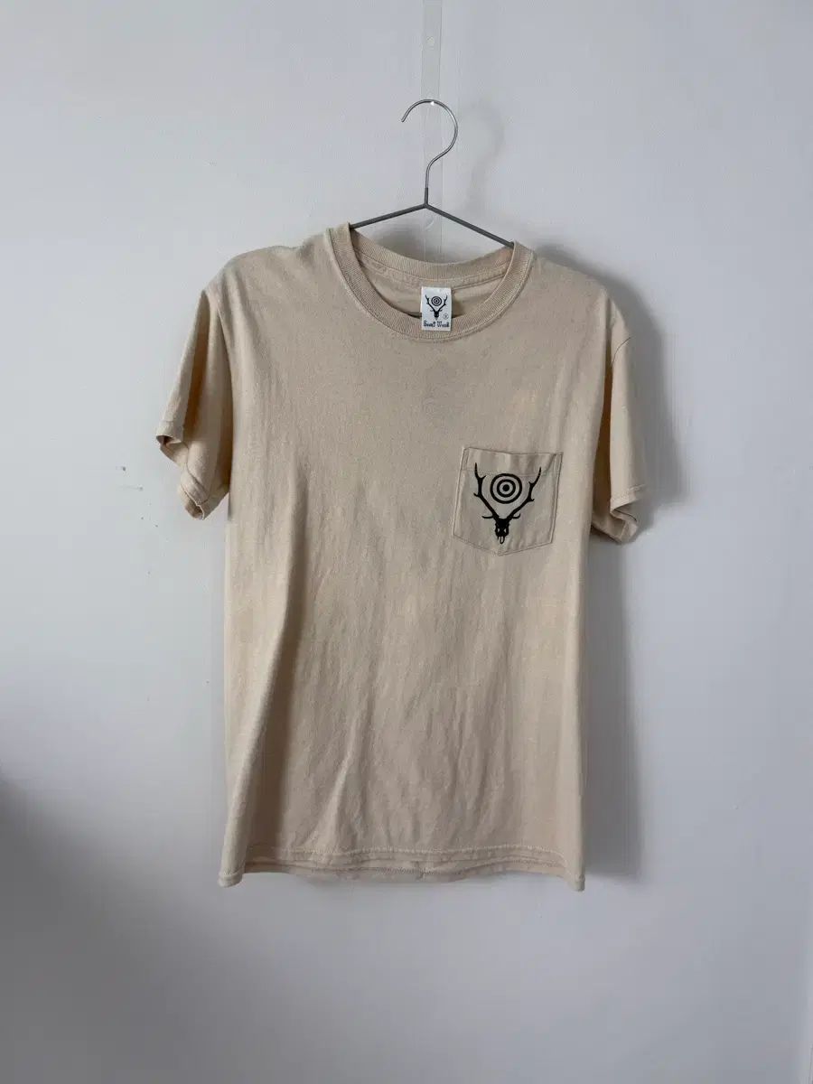 SOUTH2 WEST8 (サウス2 ウエスト8) サークルカード サクカ ポケット 半袖Tシャツ (ベージュ)