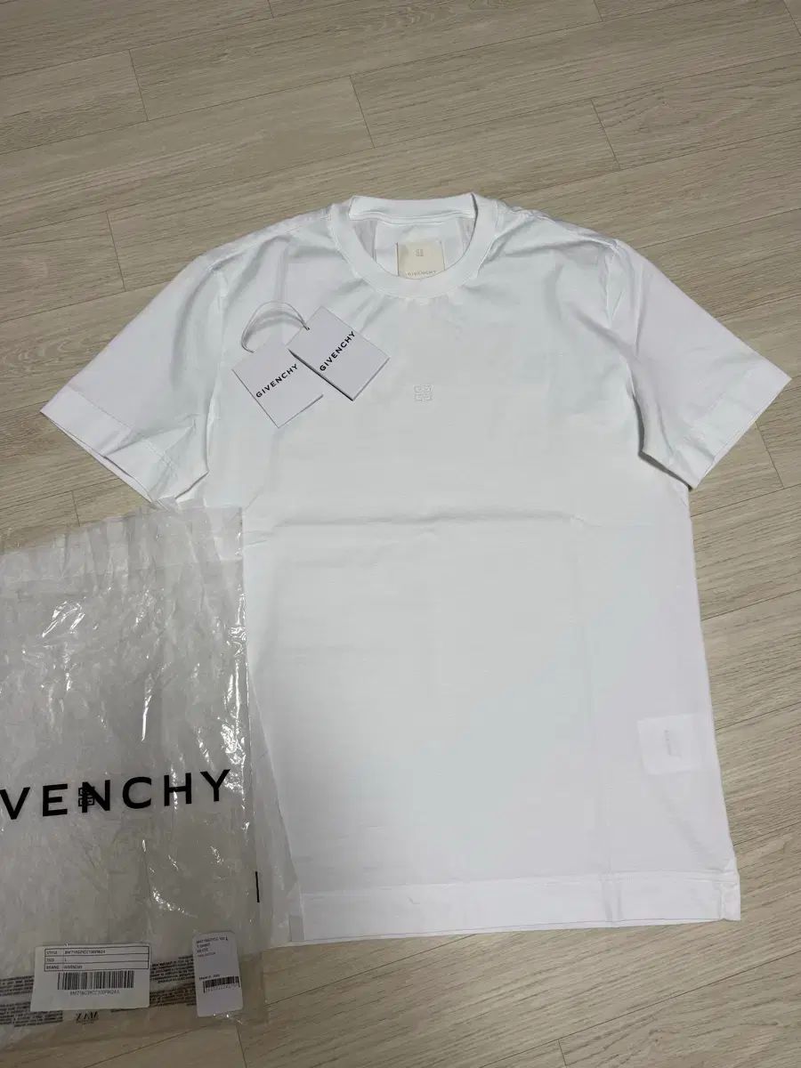 ジバンシィ Tシャツ