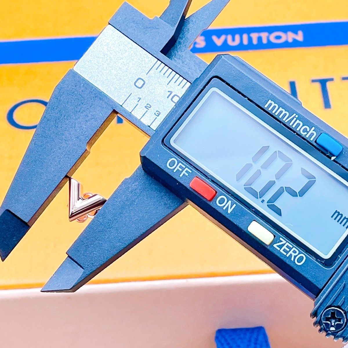 ヴィトン ピアス 片耳 専用 ◇ルイヴィトン◇新品仕上済 LOUIS VUITTON M80139 エセンシャルV