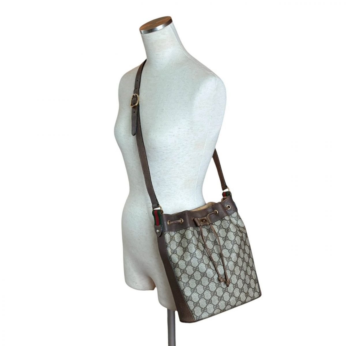 静けさに滲む気品】 GUCCI ショルダーバッグ GGスプリーム シェリー