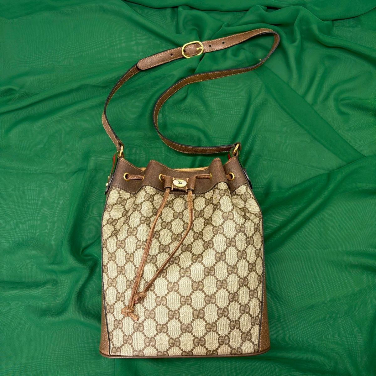 静けさに滲む気品】 GUCCI ショルダーバッグ GGスプリーム シェリー