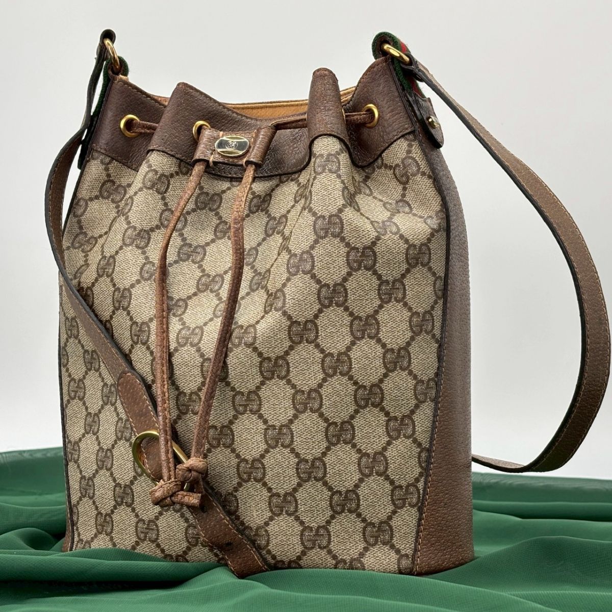 静けさに滲む気品】 GUCCI ショルダーバッグ GGスプリーム シェリー