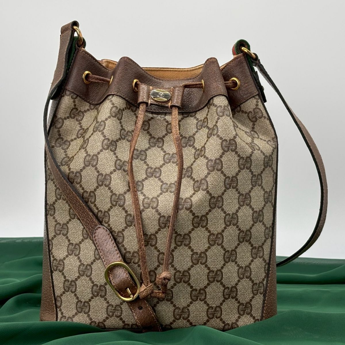 静けさに滲む気品】 GUCCI ショルダーバッグ GGスプリーム シェリー