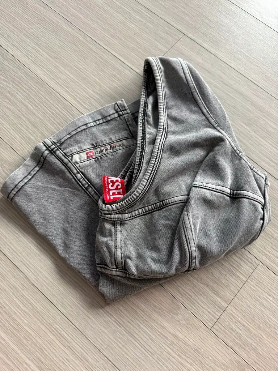 DIESEL Tシャツ エル・リン Tシャツ