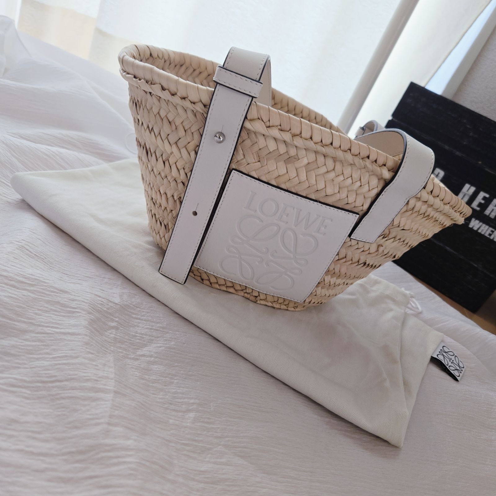 美品　LOEWE　ロエベ　バスケットバッグ　スモール　かごバッグ　ホワイト