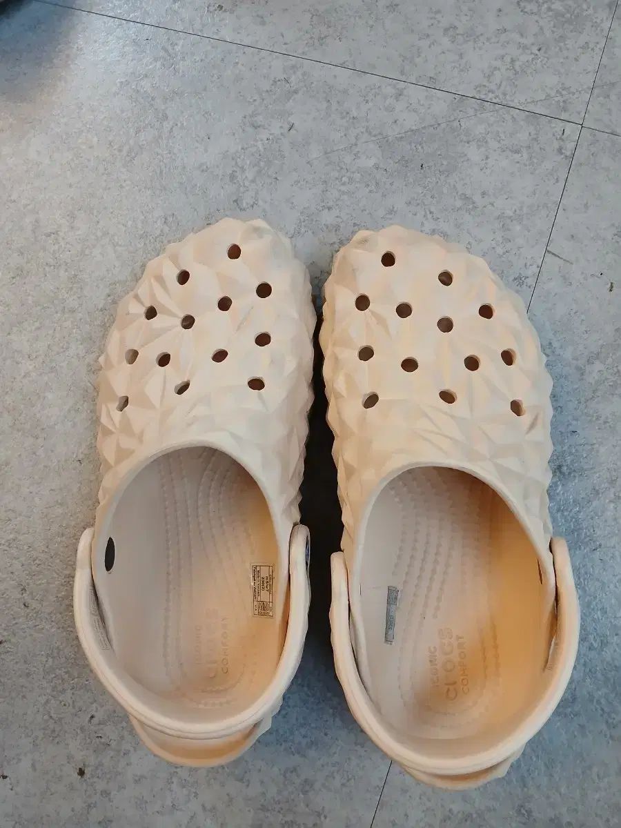 Crocs クラシック ジオメトリック クロッグ 240