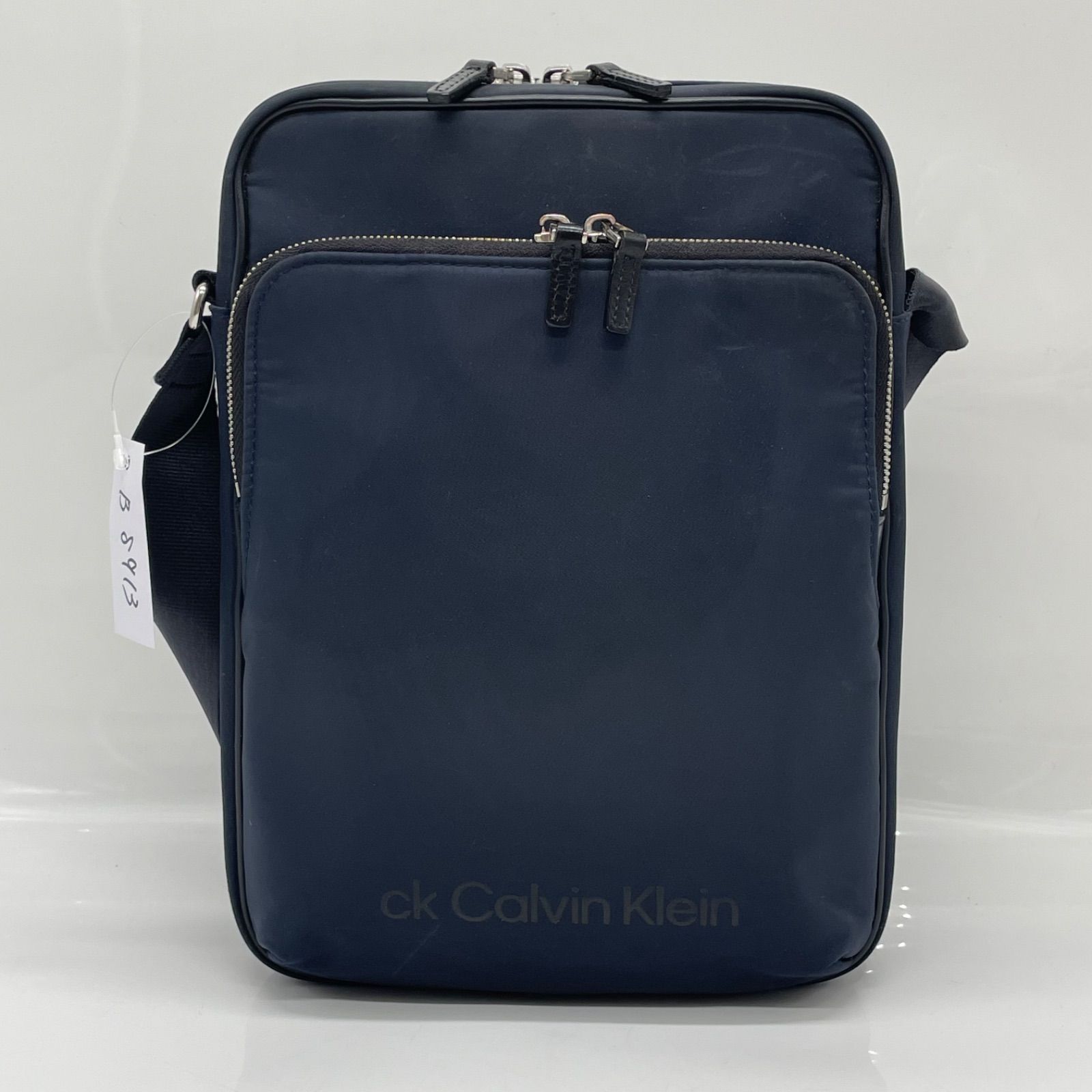 KO8913□CK カルバンクライン 縦型 ショルダーバッグ ネイビー 