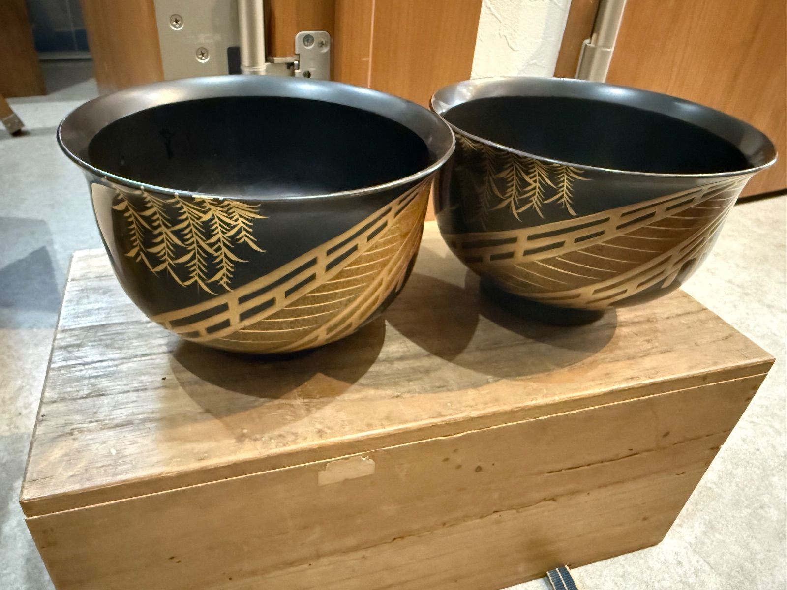 時代漆器 蒔絵吸物椀 2客揃 黒漆 金蒔絵 柳橋文 木箱付 煮物椀 汁椀