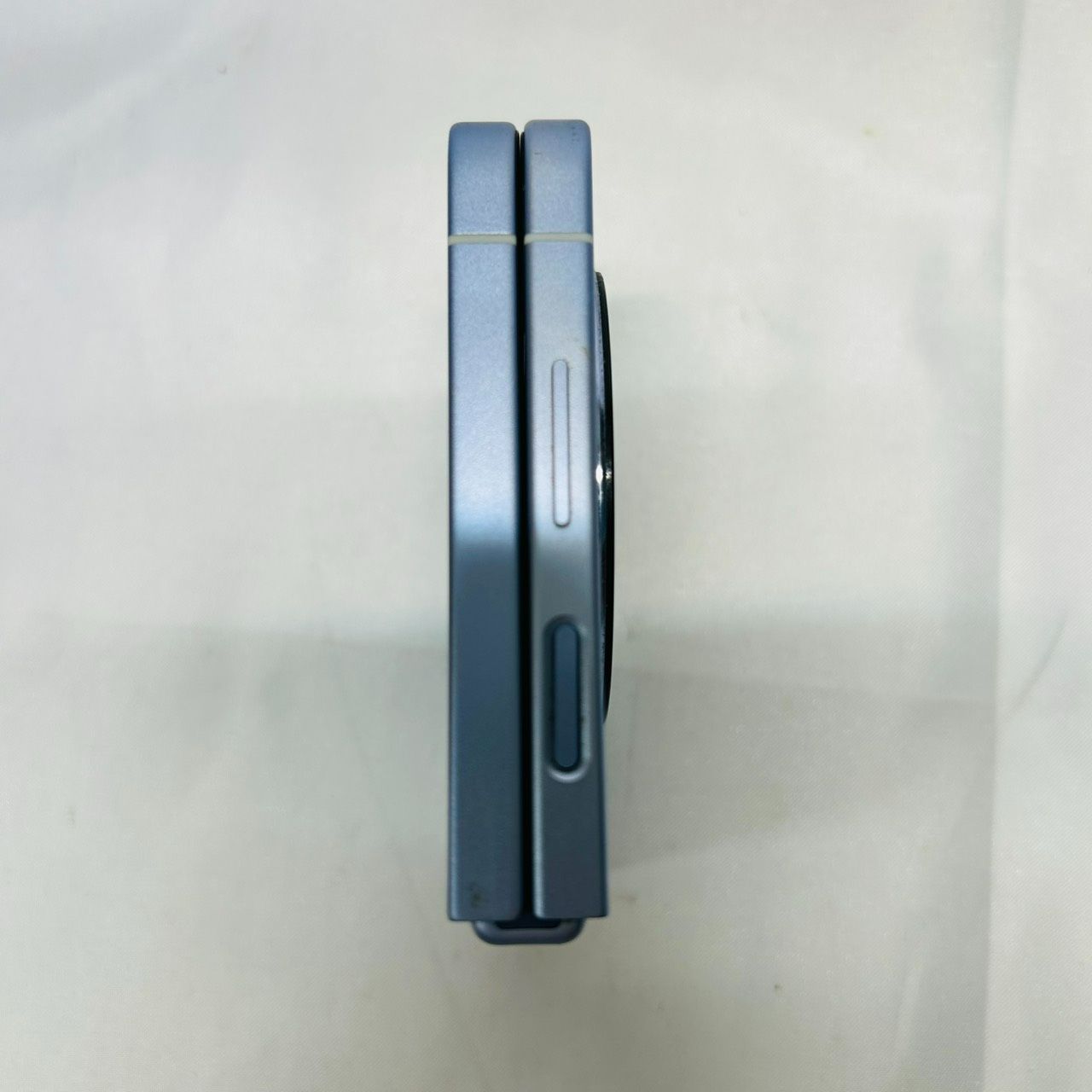 S【中古】ZTE製折りたたみスマートフォン Libero Flip android ブルー