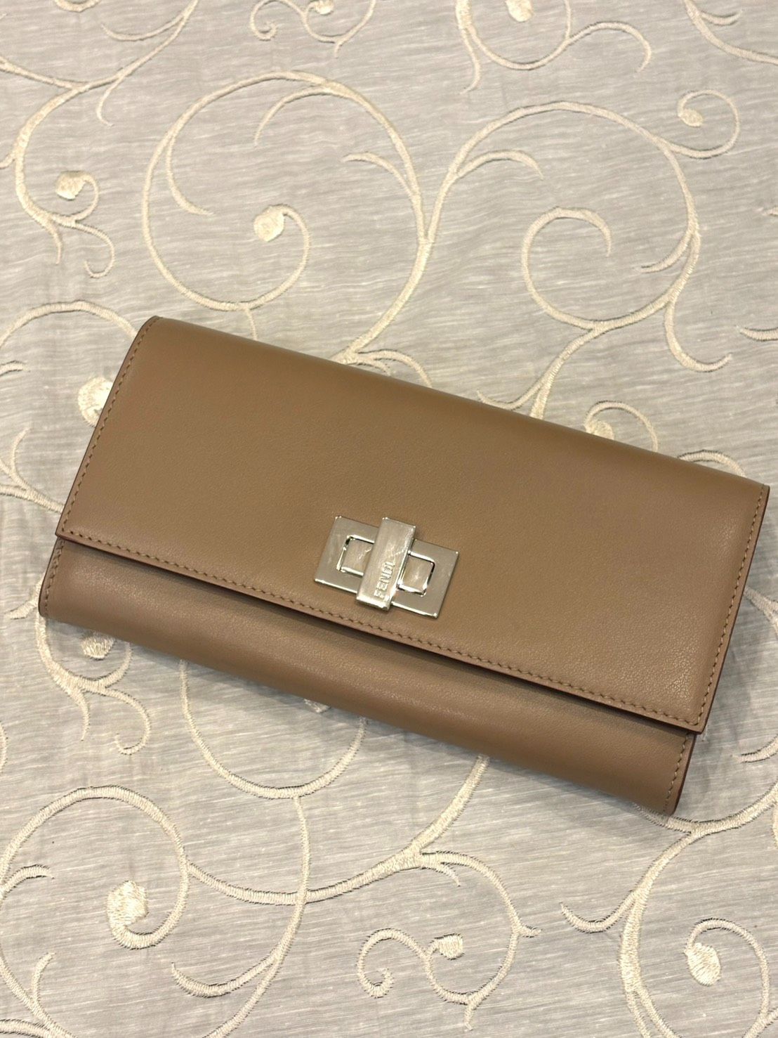 【極美品・上品】FENDI フェンディ ピーカブー 長財布 ベージュブラウン