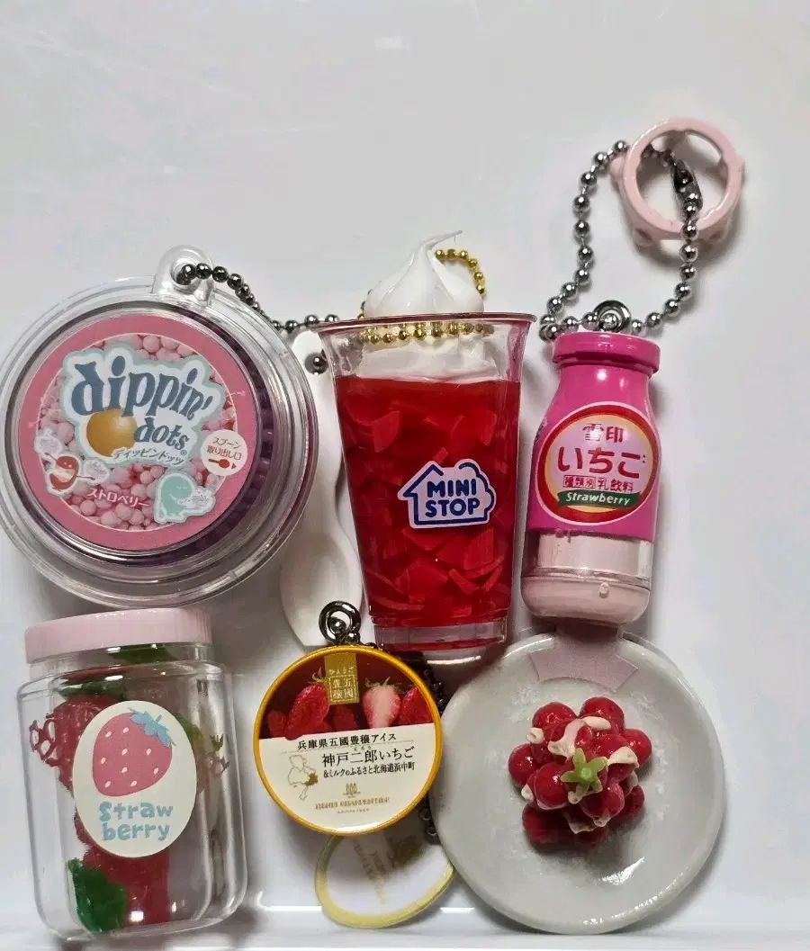 いちごビーズアイスクリームガチャ ミニストップ いちごガチャ いちご牛乳ガチャ キーホルダー まとめ