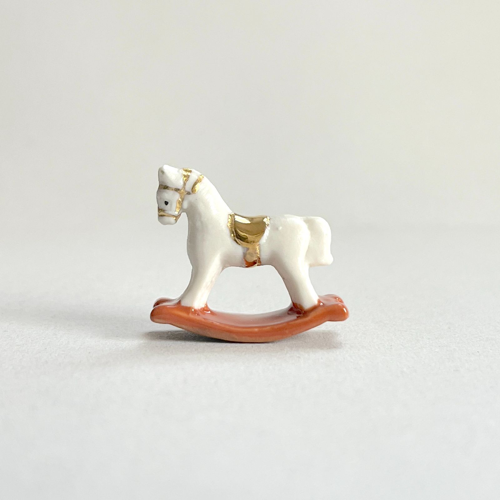 2026フォションホテル京都　京焼き　白い馬のフェーブ　フェーヴ　ミニチュア陶器 フェーヴ 白い木馬 木製のおもちゃ フランス フェーブ ミニチュア陶器