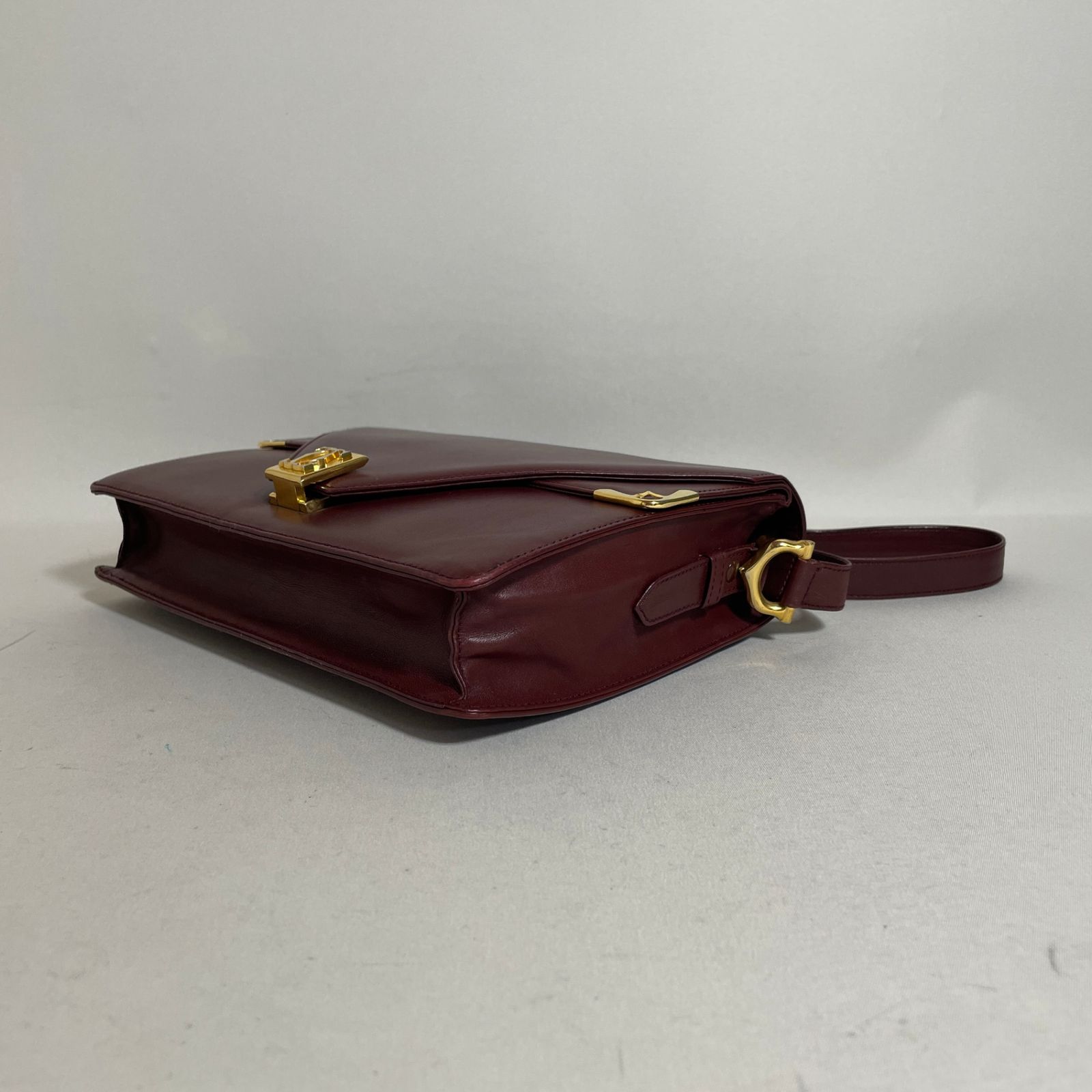 2605-59｜カルティエ ショルダーバッグ レザー ボルドー - メルカリ
