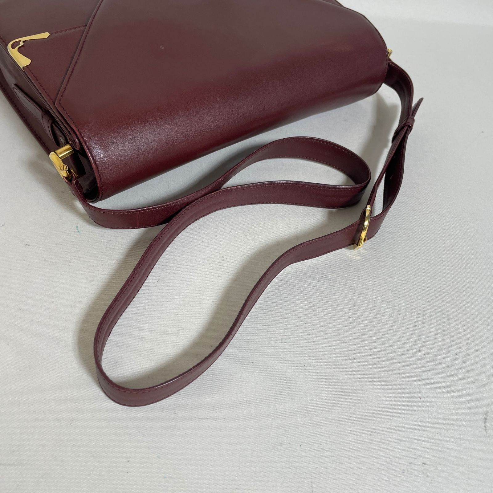 2605-59｜カルティエ ショルダーバッグ レザー ボルドー - メルカリ