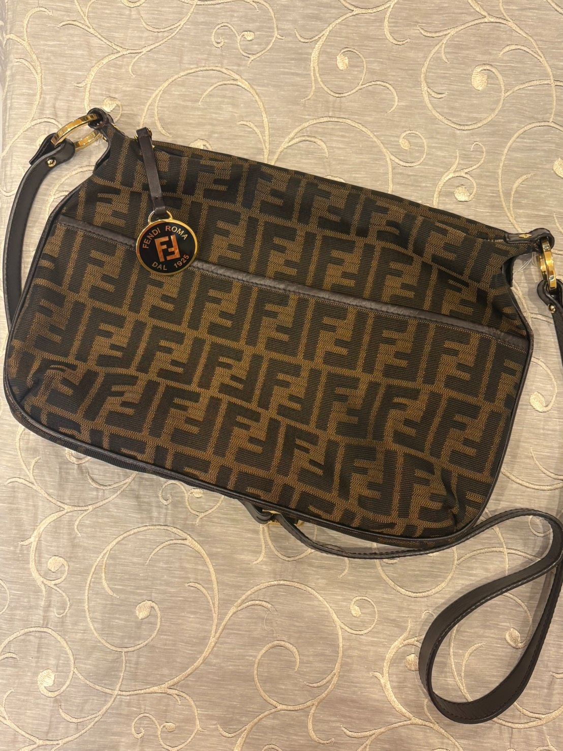 【美品】FENDI フェンディ ズッカ柄 ショルダーバッグ ロゴチャーム付き 47,880円