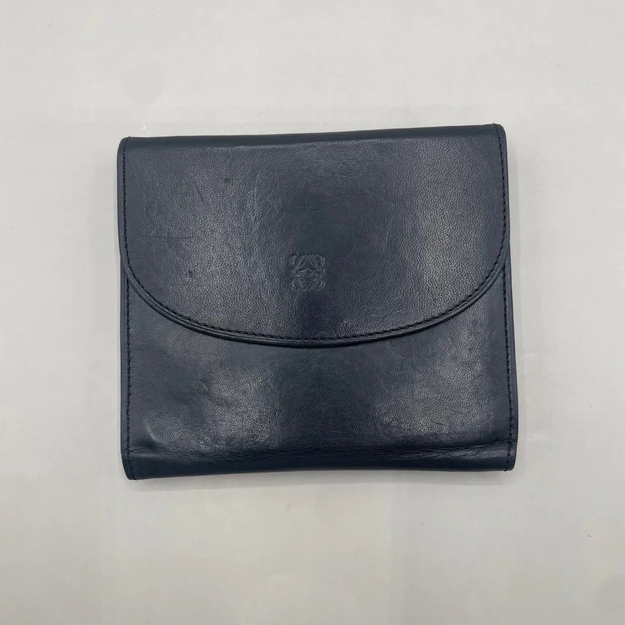 美品　LOEWE　ロエベ　二つ折り財布　ロゴ型押し　アナグラム　レザー　黒　ブラック
