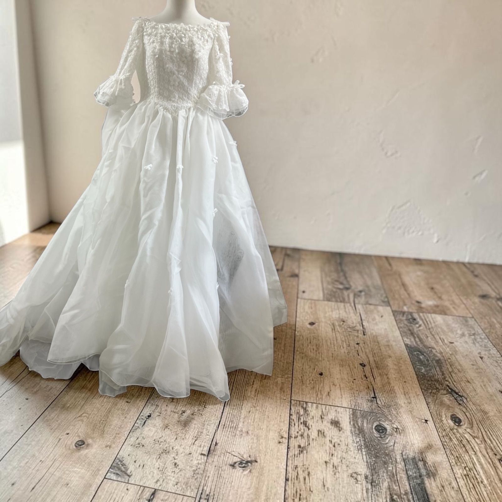 ウェディングドレス　プリンセスライン　結婚式 　バックリボン