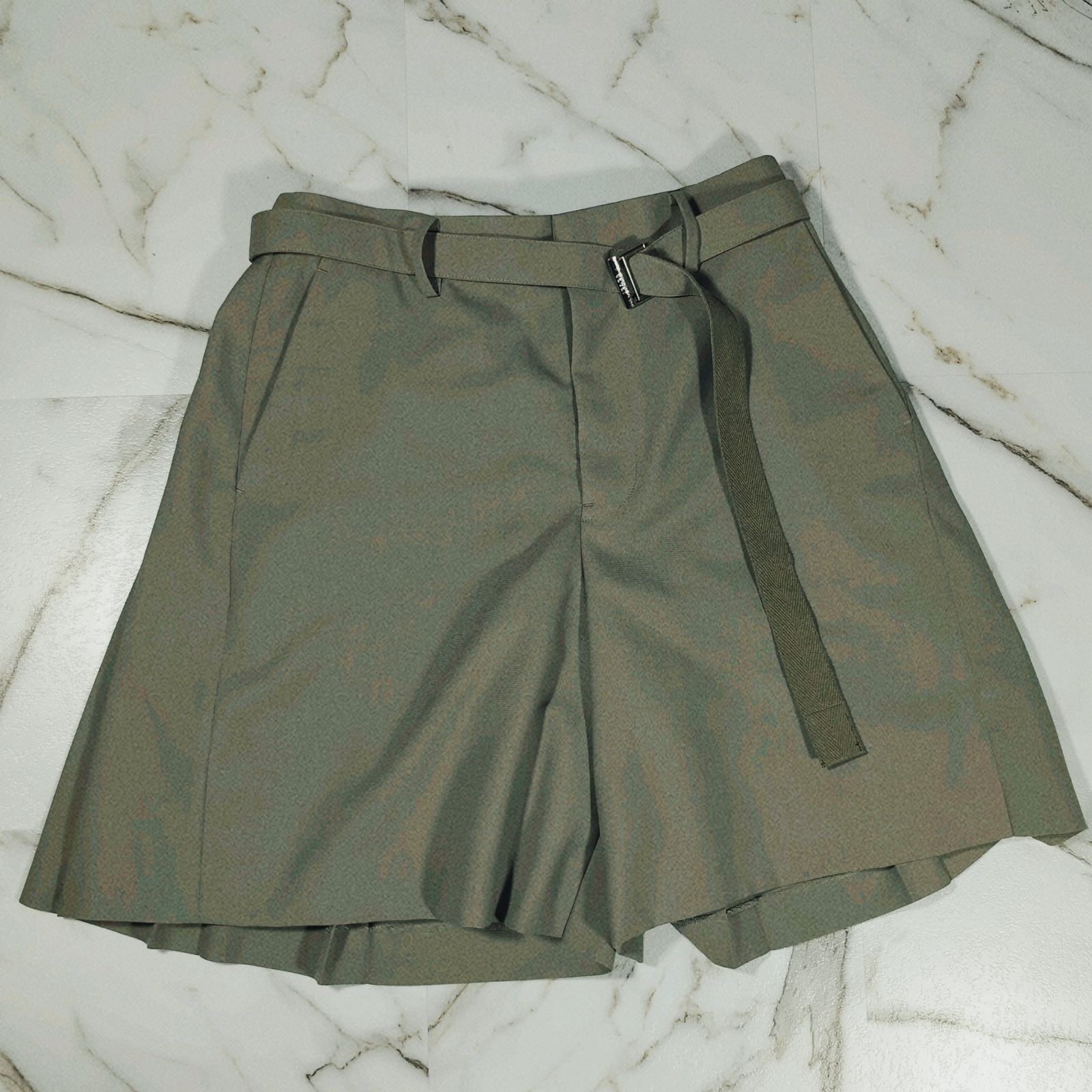 25SS sacai プリーツ加工 ベルテッドショートパンツ 2(M) カーキ 背面プリーツ ベルト付き