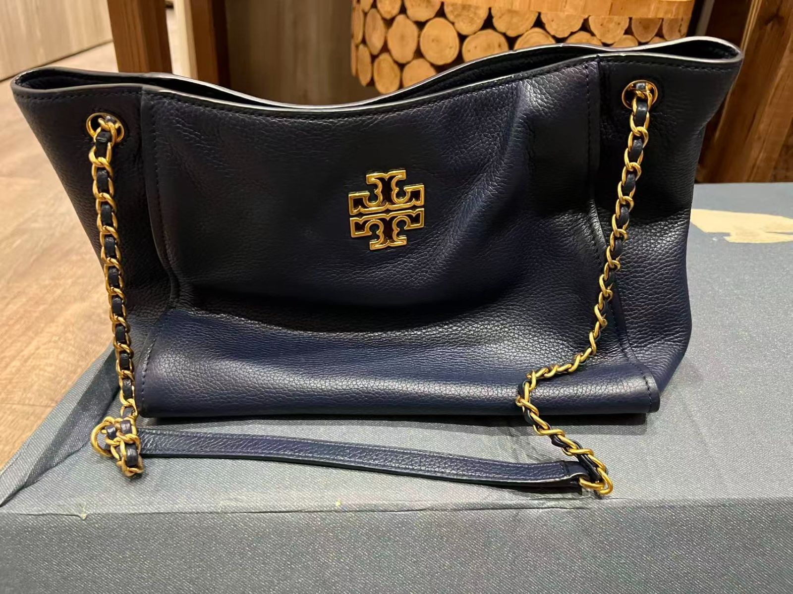 中古美品正規品　Tory Burch ブリテン チェーントートバッグ ネイビー