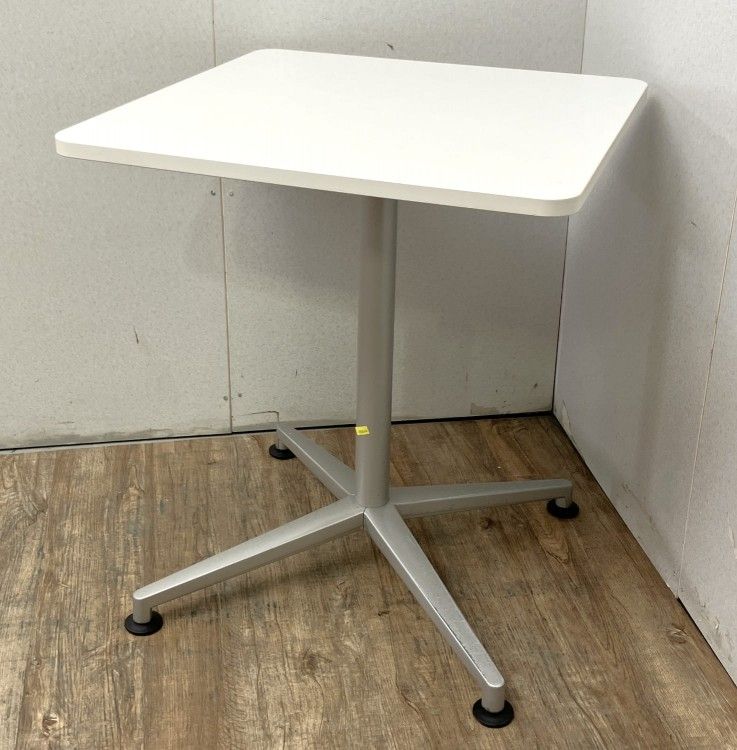 【中古品】イトーキ DEシリーズ 600角テーブル DDEP-07JSAN-Z5 ホワイト