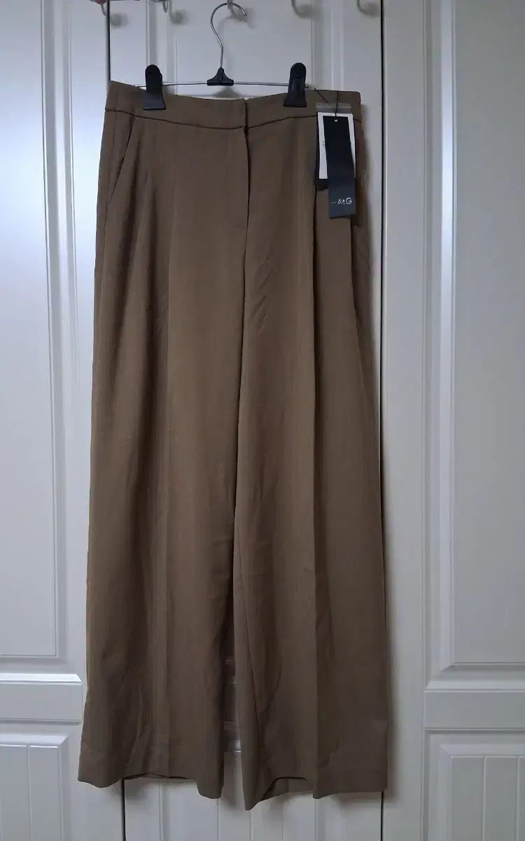 the AtG ベージュピンタックワイドパンツ66新品