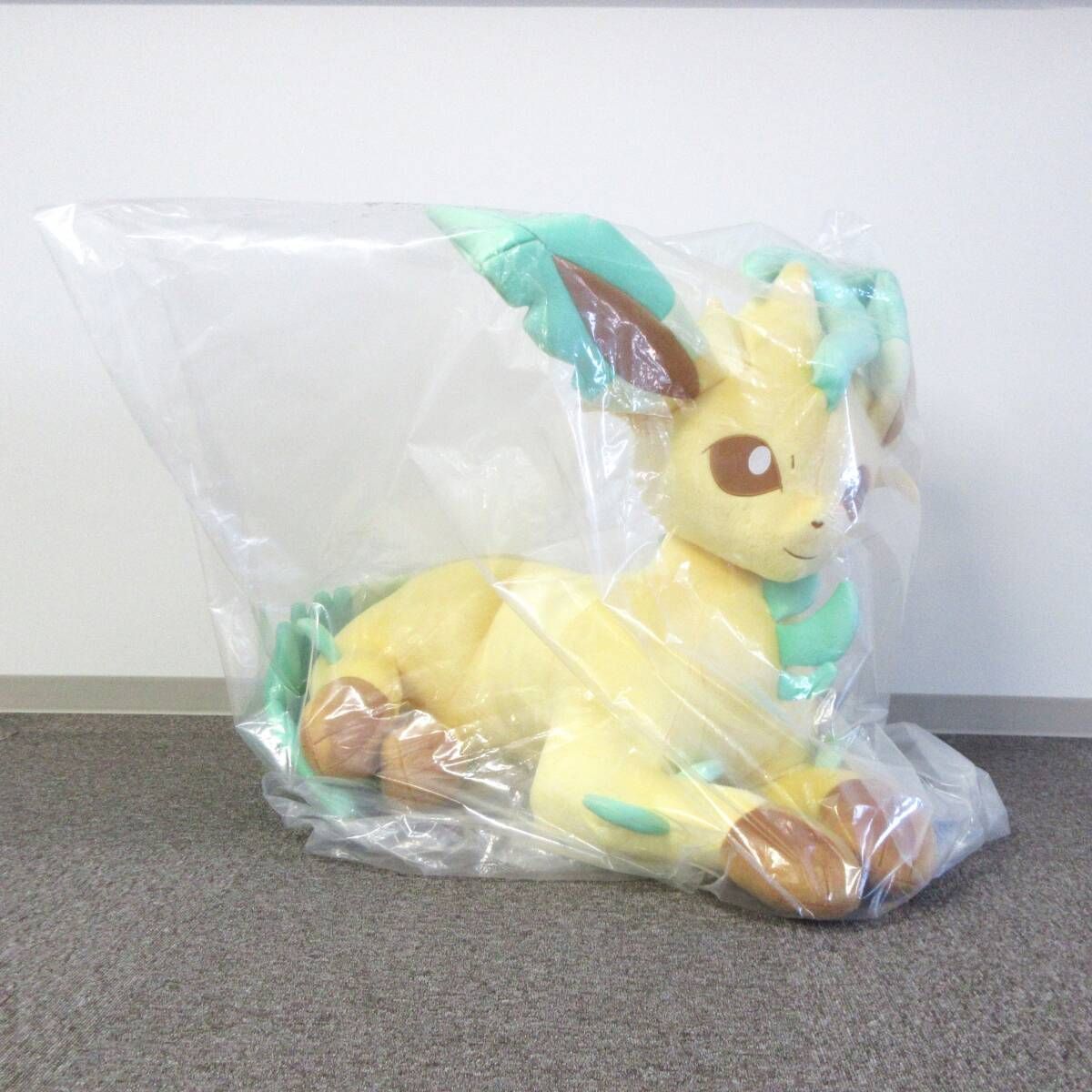 新品・未開封】箱なし ぬいぐるみ 等身大リーフィア 寝そべり