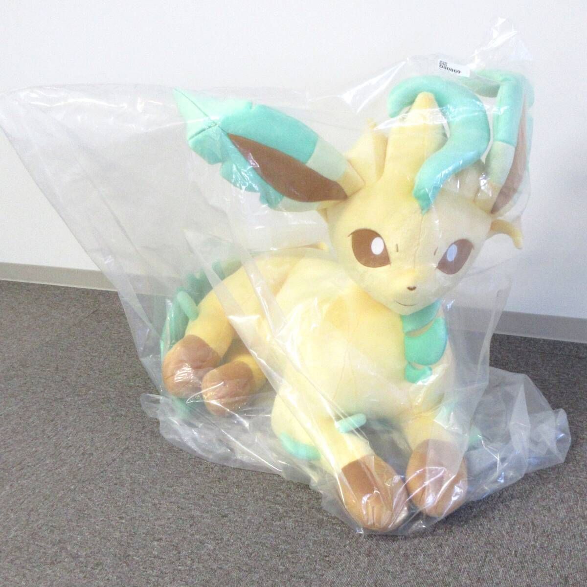 新品・未開封】箱なし ぬいぐるみ 等身大リーフィア 寝そべり