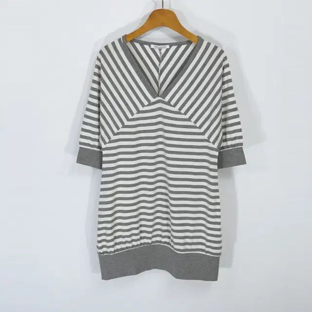 babe be equivalent VネックTシャツ 4,110円